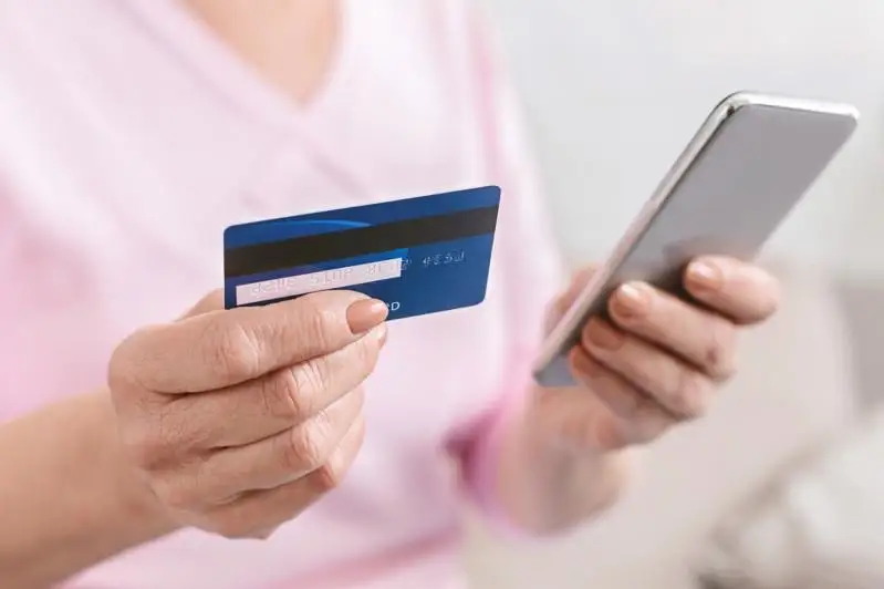 Женщина украла банковскую карту у 82-летней бабушки в Балхаше