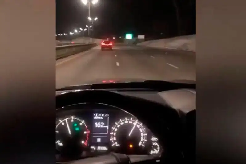 Автогонщиков и владельцев авто со световыми сигналами наказали в Алматы