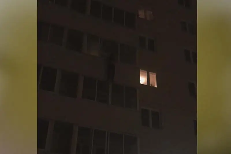 С четвертого этажа на третий через окна: рискуя жизнью, спас малышей полицейский в столице