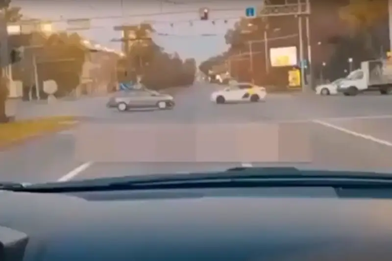 Ради видео для Tik-Tok устроил беспредел на дороге водитель в Алматы