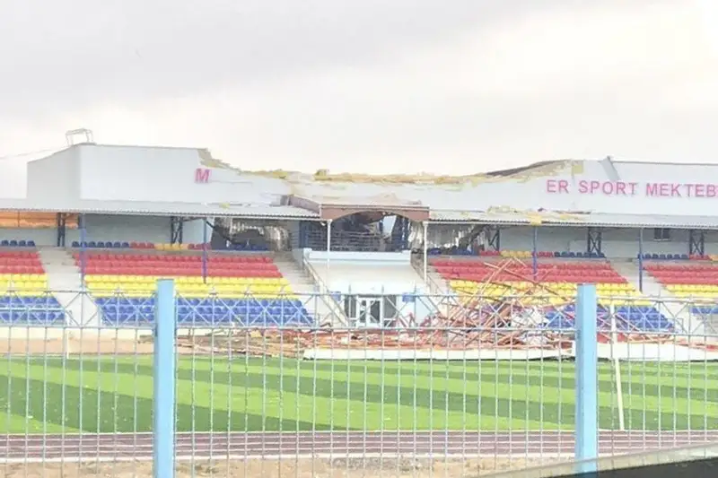 Ветром снесло крышу реконструированного стадиона в Атырауской области