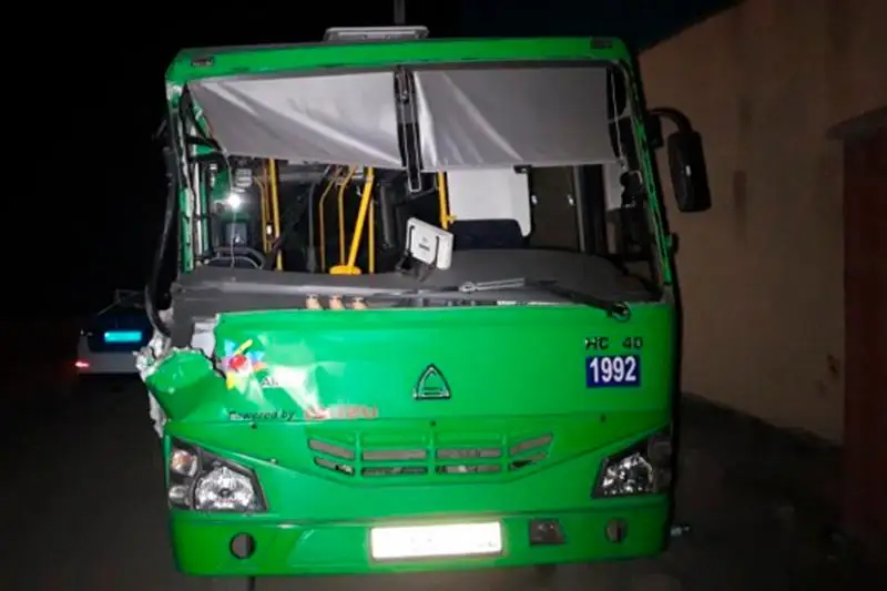 Автобус врезался в манипулятор в Алматы: 4 человека пострадали