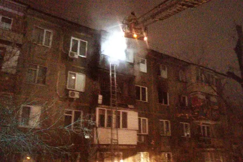Открытым пламенем горела квартира в Алматы: пострадала 80-летняя женщина