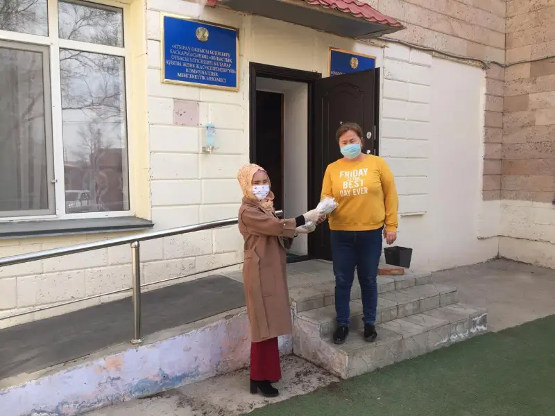 В Атырау женщины, вернувшиеся благодаря операции «Жусан», раздают  медицинские маски