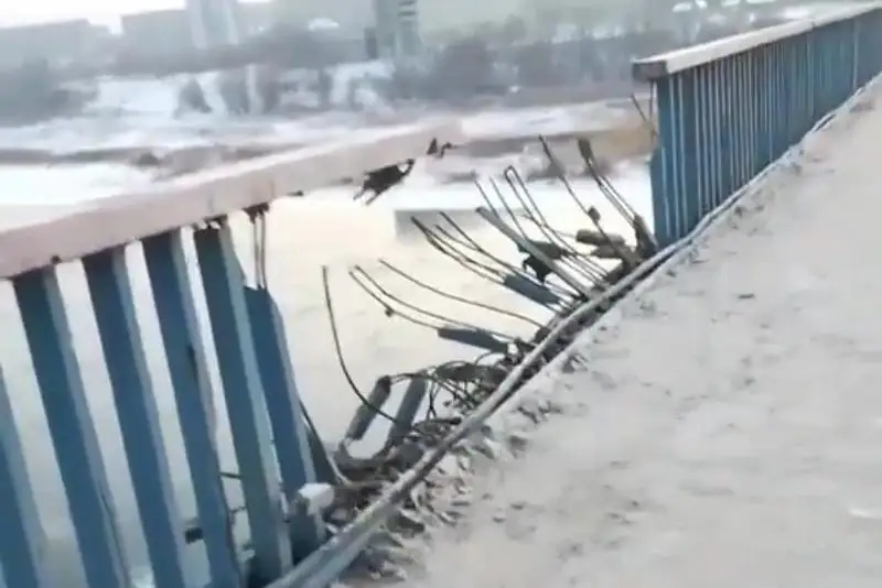 Автомобиль протаранил ограждение моста в Семее