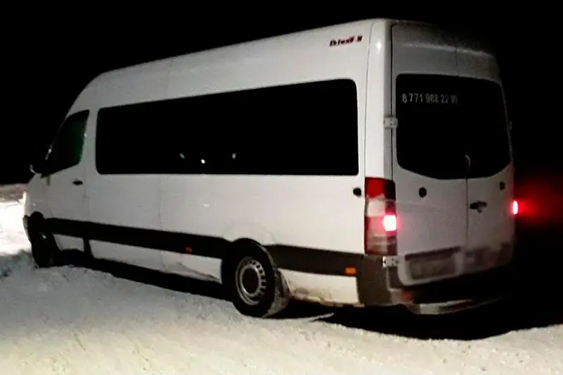 Микроавтобус сломался на трассе в Акмолинской области: эвакуировали 10 человек