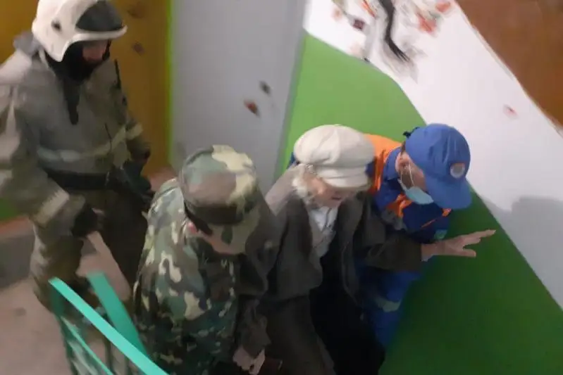 90-летнюю женщину из задымлённой квартиры спасли  в Павлодаре