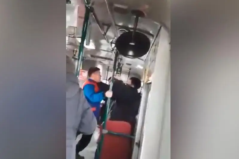 В Уральске пассажир подрался с кондуктором автобуса