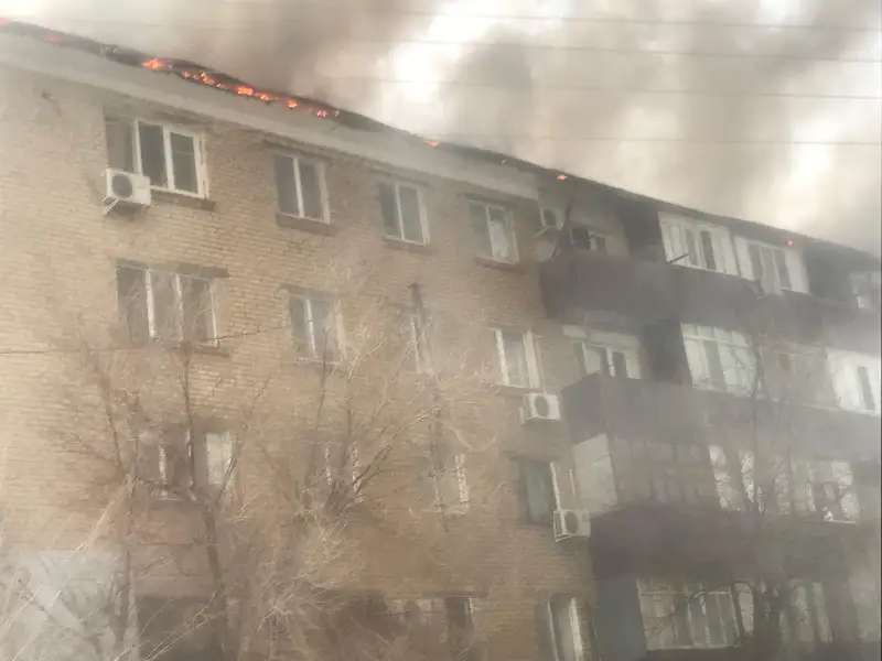 В Атырау ликвидировали пожар  в пятиэтажке