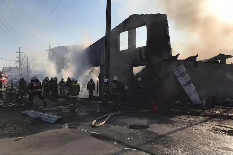 Четыре машины сгорели при пожаре в автосервисе в Караганде