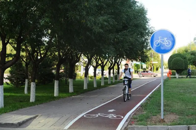 Велодорожкой объединили столичный парк Триатлон, Президентский парк и набережную реки Есиль