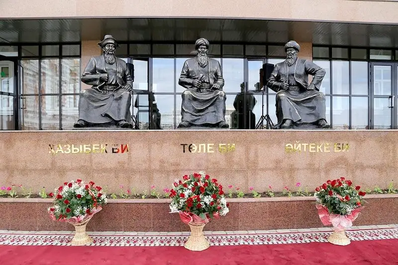 Памятник трем казахским биям открыли в Караганде