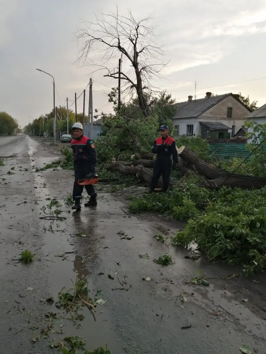 Ураган сорвал кровлю зданий и домов в Караганде