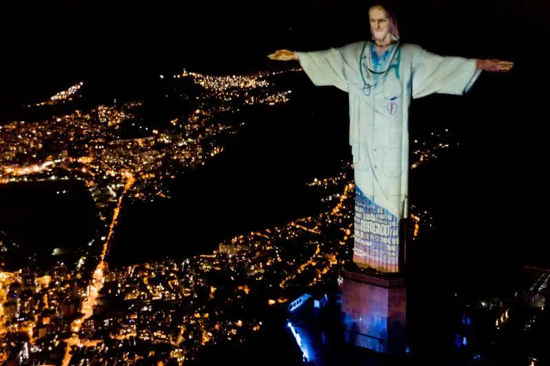 Статуя Христа-Искупителя в Рио-де-Жанейро «надела» халат в знак благодарности врачам