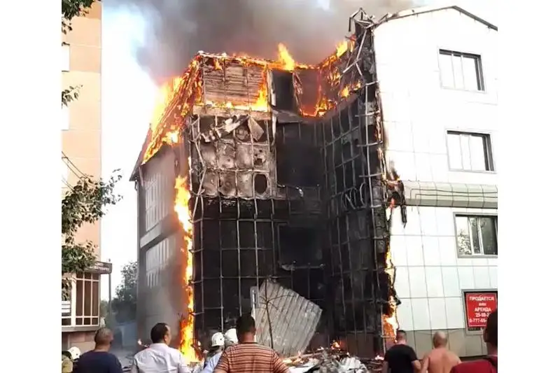 Бывшее здание отдела образования горело в Костанае