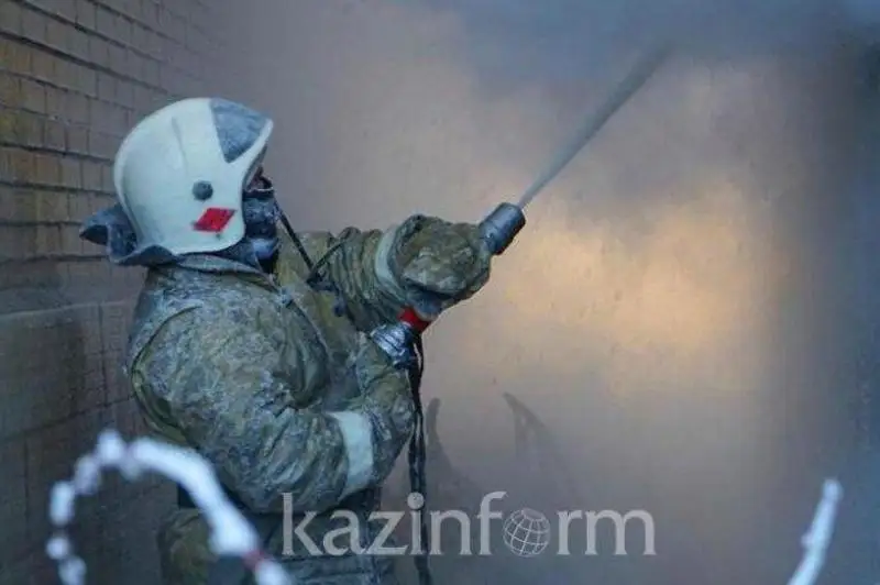 В Костанае горел склад торгового центра