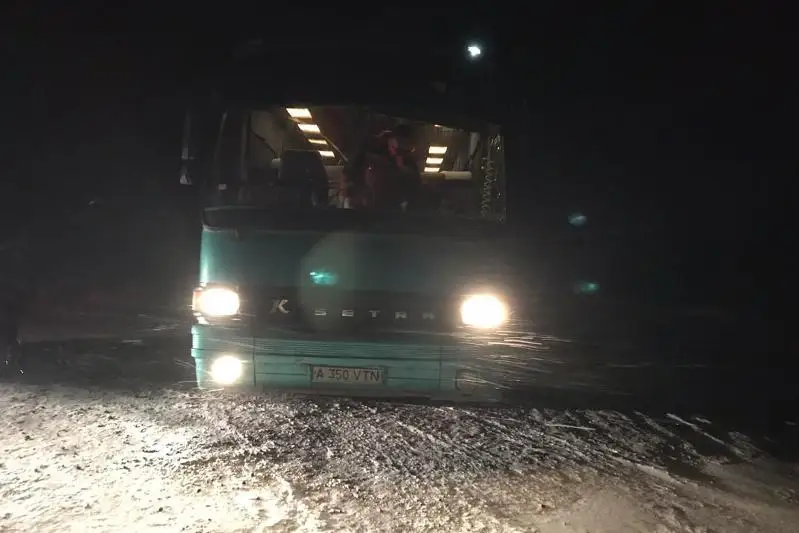 Автобус с гражданами Таджикистана и Узбекистана сломался на трассе в ВКО