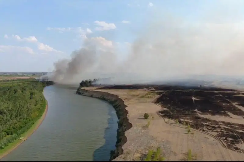 Из-за лесных пожаров загорелось село в Акжаикском районе ЗКО