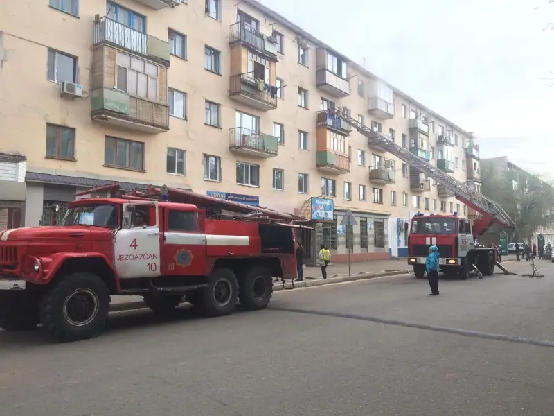 Семь человек спасли пожарные из многоэтажки в Жезказгане