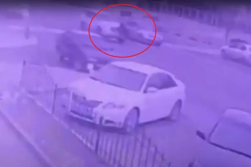 Наезд автомобиля на пешехода попал на видео в Актау
