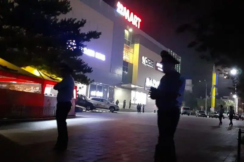 Территорию ТРЦ «Март» оцепили в Костанае