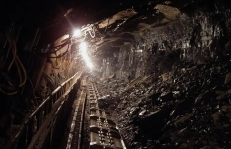 В ВКО ведутся работы по спасению горняка