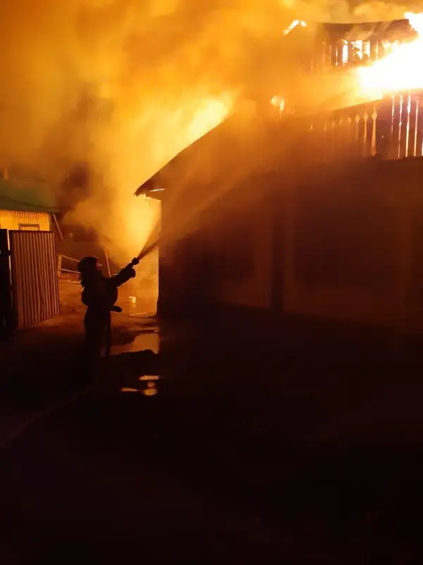 Крупный пожар произошел в Семее: один человек госпитализирован