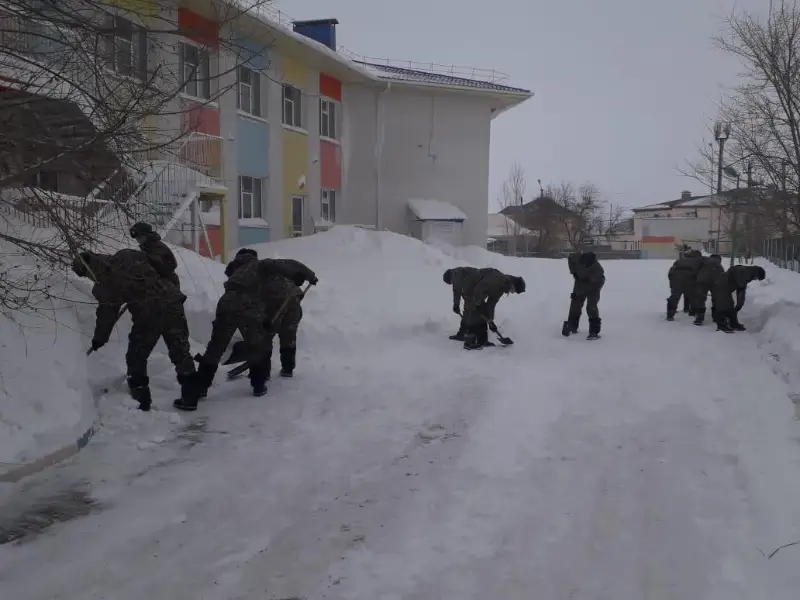 Более 100 военнослужащих Нацгвардии помогают в уборке снега в Нур-Султане и ВКО