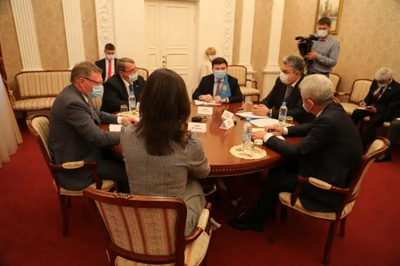 Посол Казахстана в России встретился с губернатором Омской области