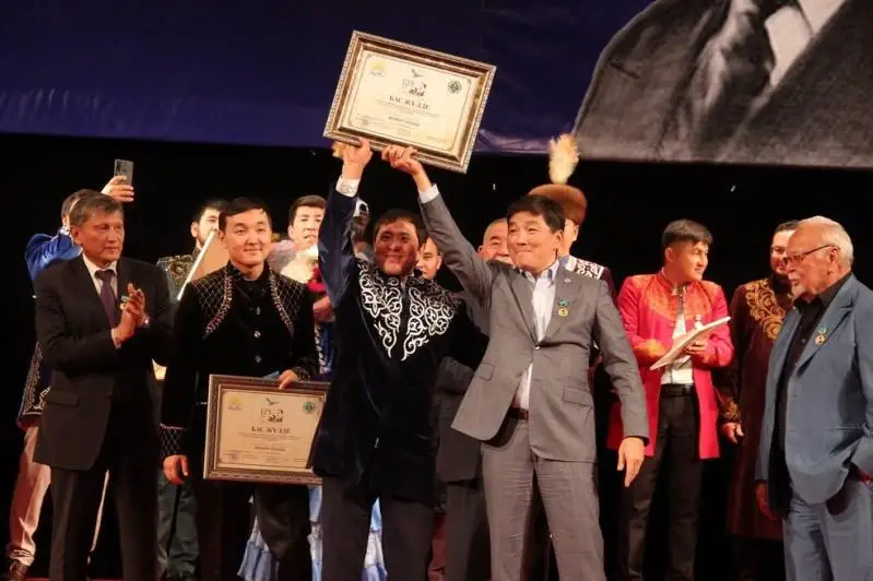 Два гран-при вручили на международном айтысе в Караганде