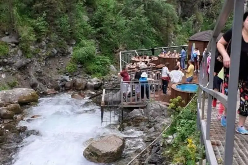 Алматинцы, несмотря на запрет, массово гуляют в горах - ДЧС