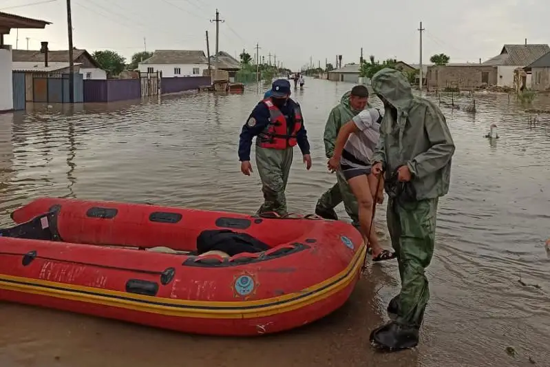 Повредившего ногу жителя подтопленного села спасли в Мактааральском районе
