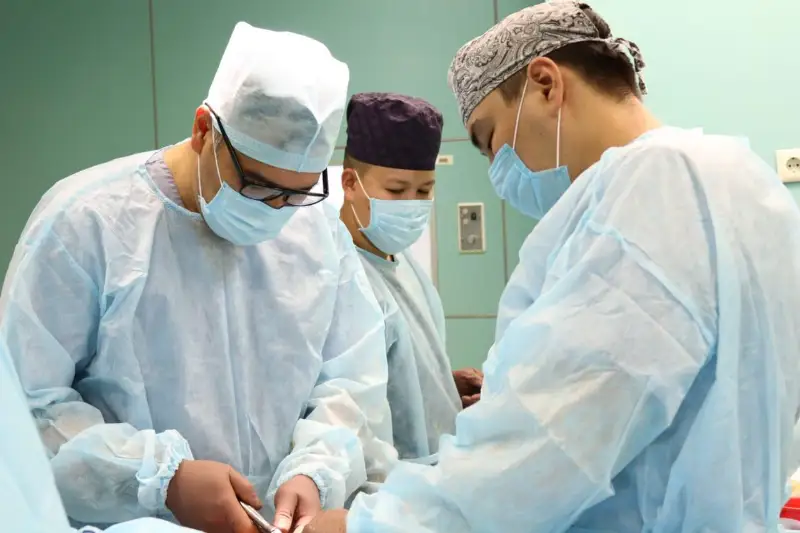 Хирурги Алматы и казахский профессор из США помогли встать на ноги юному мотоциклисту