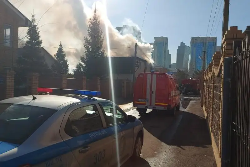 Кровля двухэтажного коттеджа загорелась в Нур-Султане