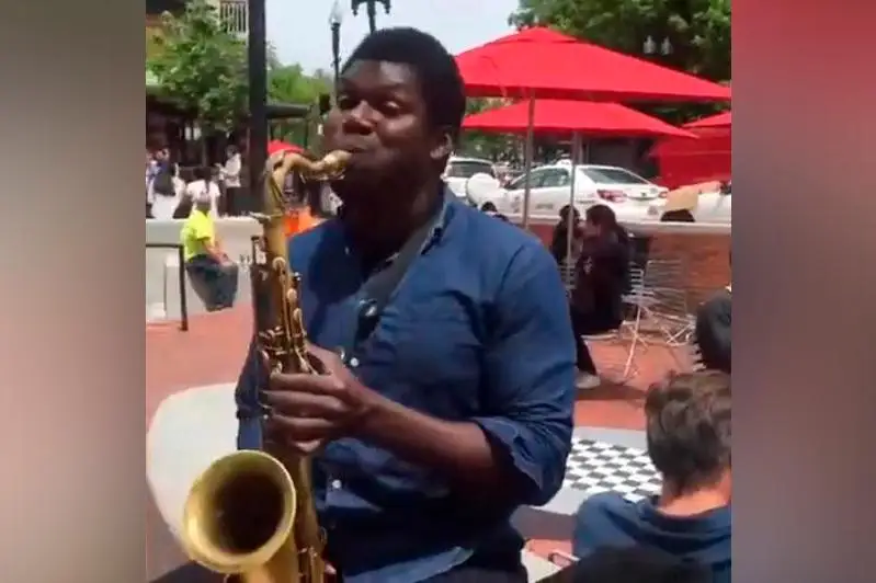 На саксофоне исполнили «Менің Қазақстаным» Шамши Калдаякова в США