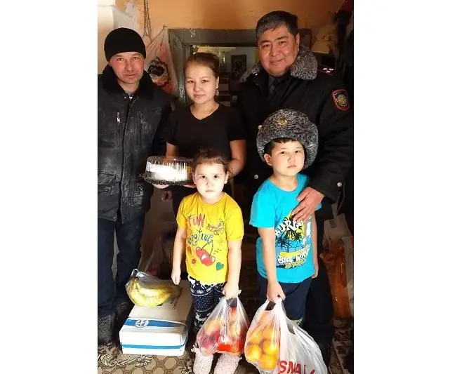 Многодетной подшефной семье помогли павлодарские полицейские