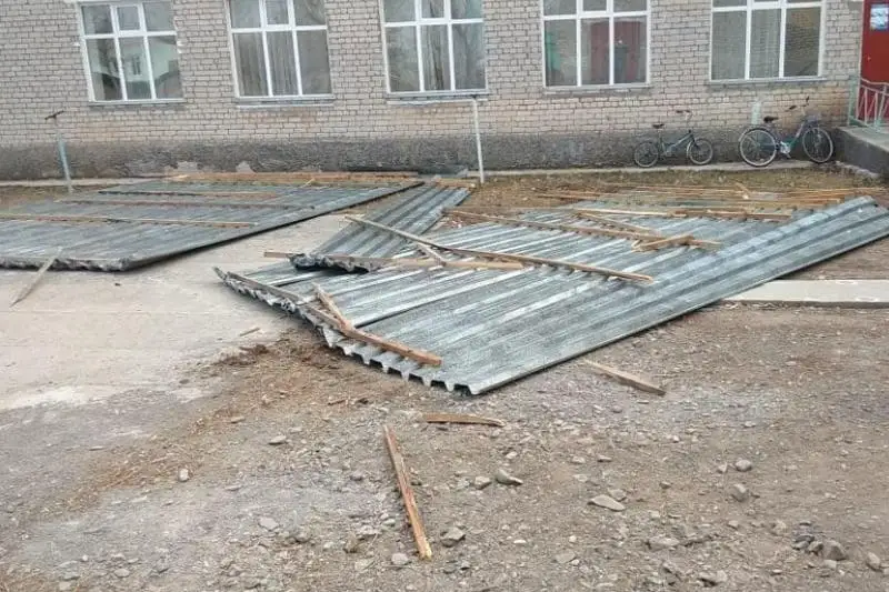 Сильный ветер сорвал кровлю со здания школы в ВКО