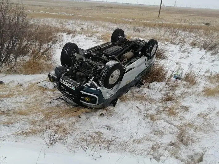 Из-за гололеда перевернулся автомобиль на трассе в СКО