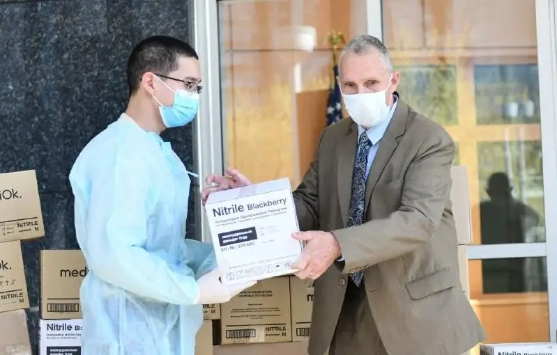 ​​США передали казахстанским медикам средства защиты