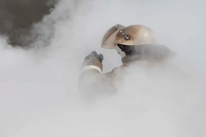 Пожар в колодце теплотрассы в Рудном привел к гибели бездомного мужчины