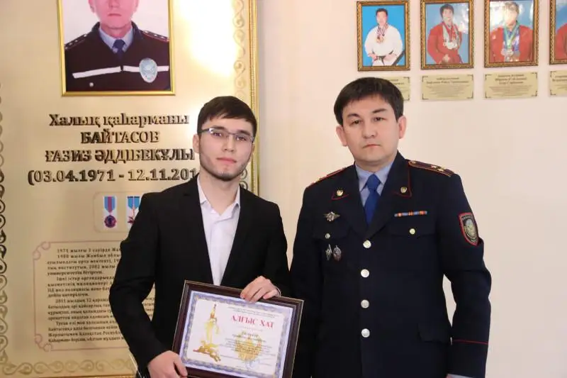 Спасшего пешехода актюбинца наградили полицейские