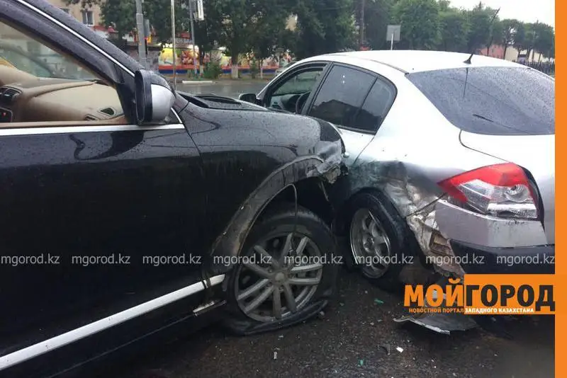 Директор театра протаранил две машины в Уральске