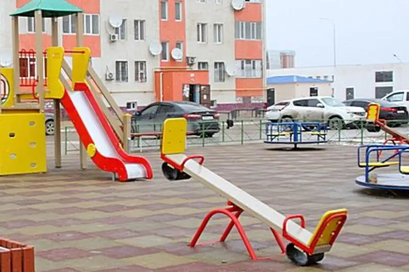 Детские площадки дезинфицируют в Алматы