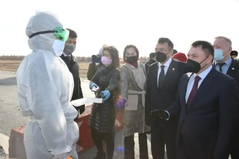 Аким Акмолинской области проверил блокпосты вокруг Кокшетау