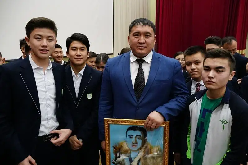 Портрет из шерсти подарили Айбеку Нугымарову школьники Семея