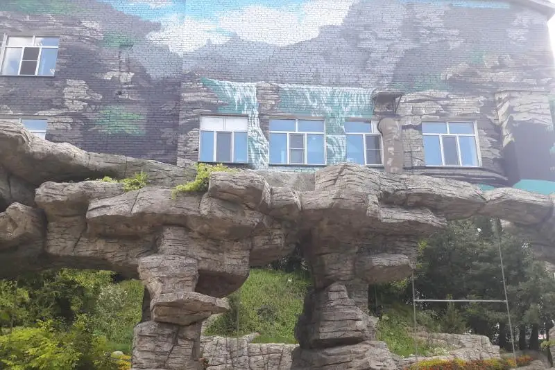 Стена с водопадами и скалами появилась в Петропавловске