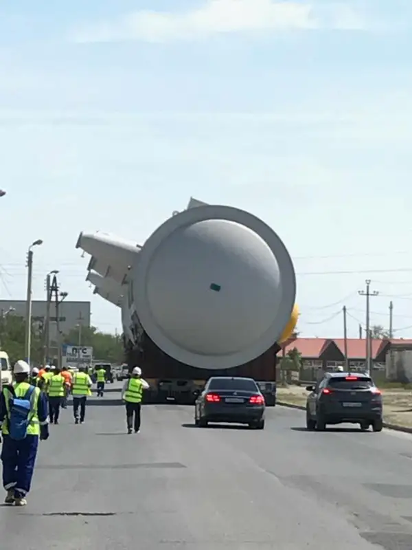 Реакторы весом в 165 тонн провезли по Атырау