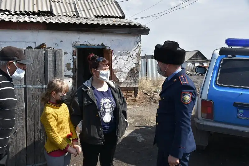 Участковый спас мужчину из пожара в Караганде