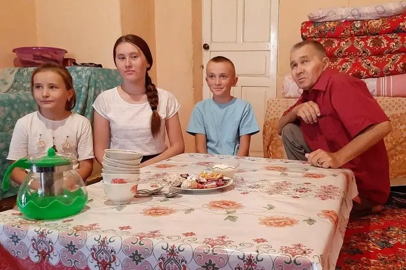 Отцу-одиночке с тремя детьми подарили дом в Туркестанской области