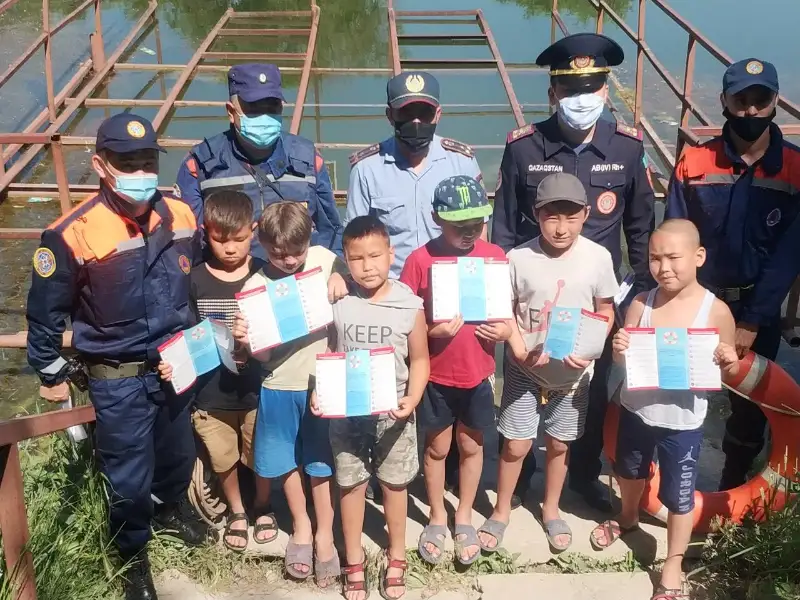 Дети купались в озере среди кусков арматуры в Алматы